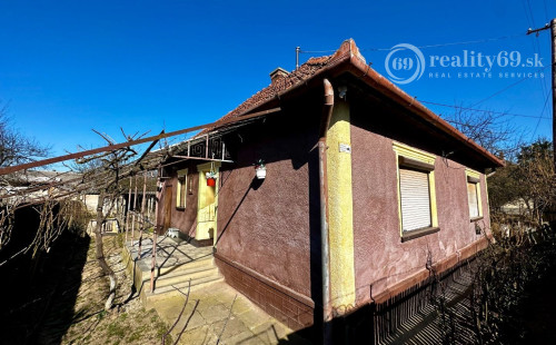 MAĎARSKO - SZENDRO PEKNÝ 2 IZBOVÝ ZREKONŠTRUOVANÝ RODINNÝ DOM S GARÁŽOU