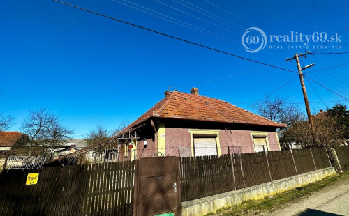 MAĎARSKO - SZENDRO PEKNÝ 2 IZBOVÝ ZREKONŠTRUOVANÝ RODINNÝ DOM S GARÁŽOU