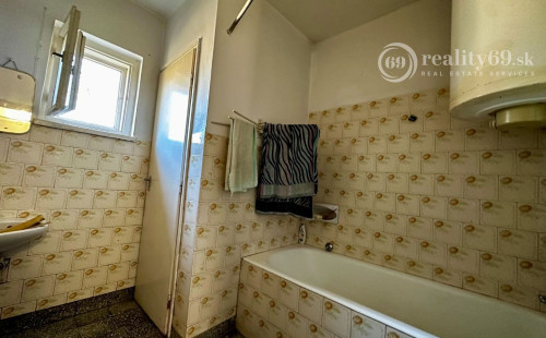 MAĎARSKO - SZENDRO PEKNÝ 2 IZBOVÝ ZREKONŠTRUOVANÝ RODINNÝ DOM S GARÁŽOU