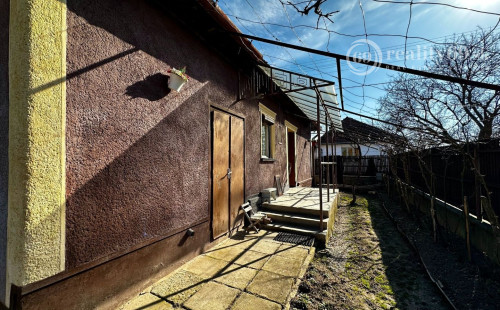 MAĎARSKO - SZENDRO PEKNÝ 2 IZBOVÝ ZREKONŠTRUOVANÝ RODINNÝ DOM S GARÁŽOU