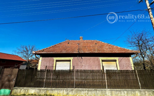 MAĎARSKO - SZENDRO PEKNÝ 2 IZBOVÝ ZREKONŠTRUOVANÝ RODINNÝ DOM S GARÁŽOU