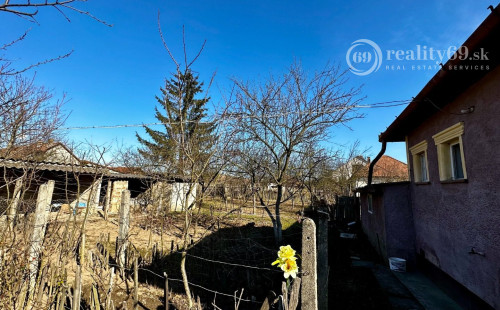 MAĎARSKO - SZENDRO PEKNÝ 2 IZBOVÝ ZREKONŠTRUOVANÝ RODINNÝ DOM S GARÁŽOU