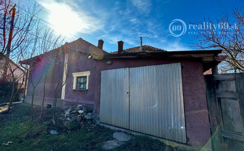 MAĎARSKO - SZENDRO PEKNÝ 2 IZBOVÝ ZREKONŠTRUOVANÝ RODINNÝ DOM S GARÁŽOU