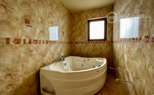 MAĎARSKO - SZENDRO PEKNÝ 5 IZBOVÝ RODINNÝ DOM S TERASOU A GARÁŽOU