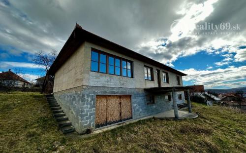 MAĎARSKO - SZENDRO PEKNÝ 5 IZBOVÝ RODINNÝ DOM S TERASOU A GARÁŽOU