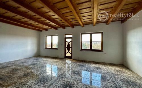 MAĎARSKO - SZENDRO PEKNÝ 5 IZBOVÝ RODINNÝ DOM S TERASOU A GARÁŽOU