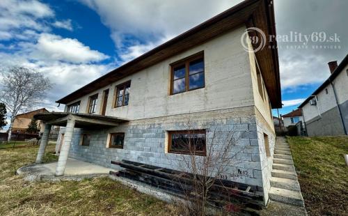 MAĎARSKO - SZENDRO PEKNÝ 5 IZBOVÝ RODINNÝ DOM S TERASOU A GARÁŽOU