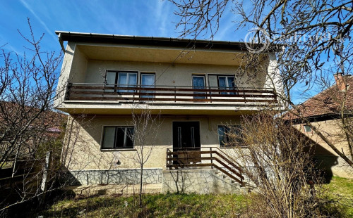 MAĎARSKO - SZUHOGY 4 IZBOVÝ POSCHODOVÝ RD S GARÁŽOU A LETNOU KUCHYŇOU