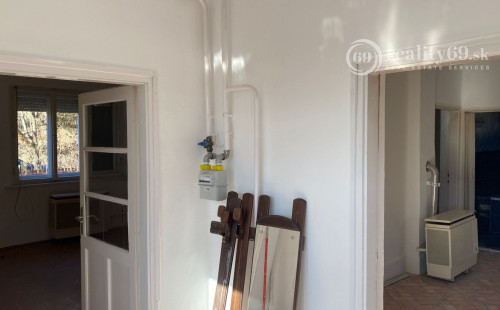 MAĎARSKO - SZUHOGY 4 IZBOVÝ POSCHODOVÝ RD S GARÁŽOU A LETNOU KUCHYŇOU