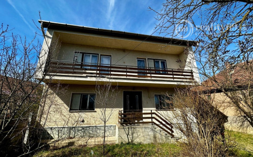 MAĎARSKO - SZUHOGY 4 IZBOVÝ POSCHODOVÝ RD S GARÁŽOU A LETNOU KUCHYŇOU