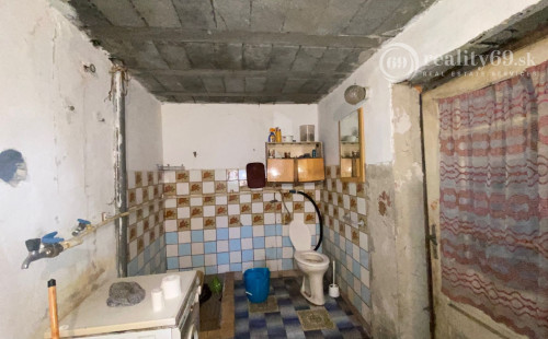 MAĎARSKO - SZUHOGY 4 IZBOVÝ POSCHODOVÝ RD S GARÁŽOU A LETNOU KUCHYŇOU