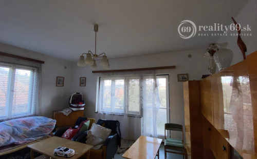 MAĎARSKO - SZUHOGY 4 IZBOVÝ POSCHODOVÝ RD S GARÁŽOU A LETNOU KUCHYŇOU