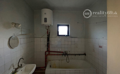 MAĎARSKO - SZUHOGY 4 IZBOVÝ POSCHODOVÝ RD S GARÁŽOU A LETNOU KUCHYŇOU