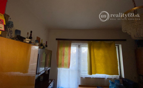 MAĎARSKO - SZUHOGY 4 IZBOVÝ POSCHODOVÝ RD S GARÁŽOU A LETNOU KUCHYŇOU