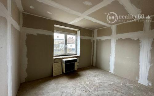 SUPER CENA - MAĎARSKO - SZUHOGY 2 IZBOVÝ ČIASTOČNE ZREKONŠTRUOVANÝ RODINNÝ DOM