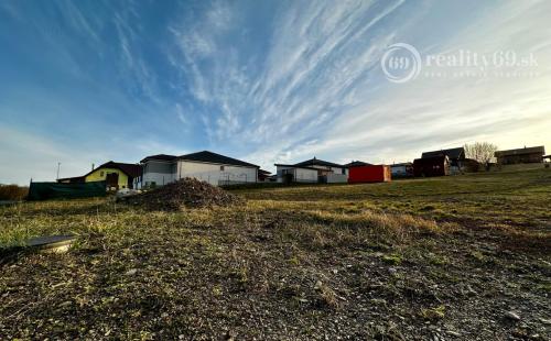 ĎURĎOŠÍK - STAVEBNÝ POZEMOK NA PREDAJ LEN 16 KM OD KOŠÍC