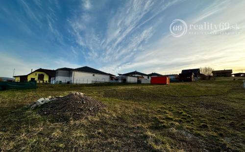 ĎURĎOŠÍK - STAVEBNÝ POZEMOK NA PREDAJ LEN 16 KM OD KOŠÍC