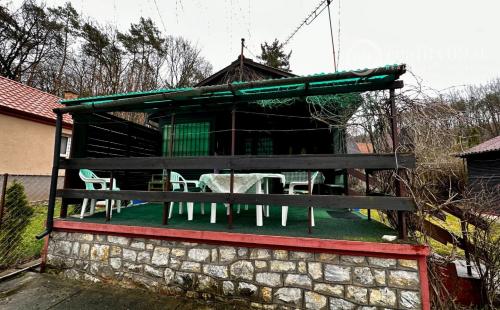 MAĎARSKO - MESZES 2 IZBOVÁ CHATA PRI JAZERE S TERASOU