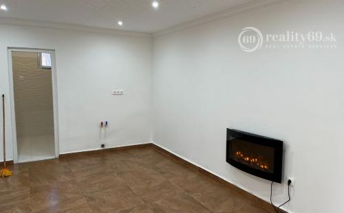 MAĎARSKO - ABAÚJKÉR RODINNÝ DOM PO KOMPLETNEJ REKONŠTRUKCII IHNEĎ VOĽNÝ