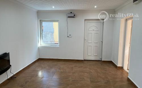 MAĎARSKO - ABAÚJKÉR RODINNÝ DOM PO KOMPLETNEJ REKONŠTRUKCII IHNEĎ VOĽNÝ