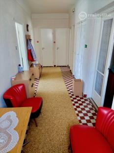 MAĎARSKO - SZUHOGY 5 IZBOVÝ POSCHODOVÝ RD S GARÁŽOU A HOSPODÁRSKOU BUDOVOU