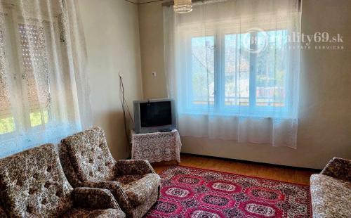 MAĎARSKO - SZUHOGY 5 IZBOVÝ POSCHODOVÝ RD S GARÁŽOU A HOSPODÁRSKOU BUDOVOU