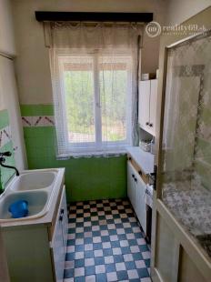 MAĎARSKO - SZUHOGY 5 IZBOVÝ POSCHODOVÝ RD S GARÁŽOU A HOSPODÁRSKOU BUDOVOU