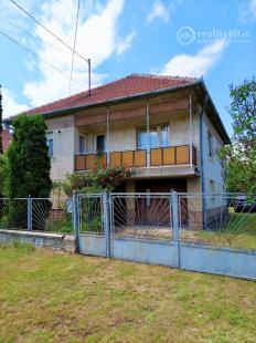 MAĎARSKO - SZUHOGY 5 IZBOVÝ POSCHODOVÝ RD S GARÁŽOU A HOSPODÁRSKOU BUDOVOU