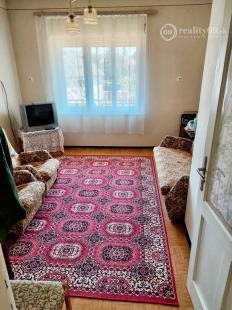 MAĎARSKO - SZUHOGY 5 IZBOVÝ POSCHODOVÝ RD S GARÁŽOU A HOSPODÁRSKOU BUDOVOU