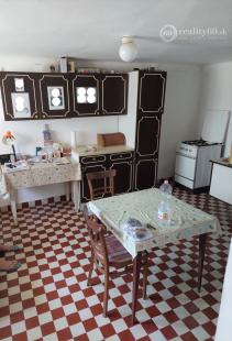 MAĎARSKO - SZUHOGY 5 IZBOVÝ POSCHODOVÝ RD S GARÁŽOU A HOSPODÁRSKOU BUDOVOU