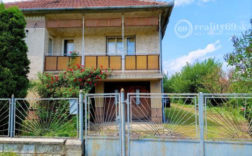 MAĎARSKO - SZUHOGY 5 IZBOVÝ POSCHODOVÝ RD S GARÁŽOU A HOSPODÁRSKOU BUDOVOU