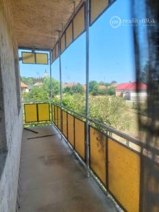 MAĎARSKO - SZUHOGY 5 IZBOVÝ POSCHODOVÝ RD S GARÁŽOU A HOSPODÁRSKOU BUDOVOU