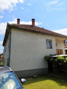 MAĎARSKO - SZUHOGY 5 IZBOVÝ POSCHODOVÝ RD S GARÁŽOU A HOSPODÁRSKOU BUDOVOU