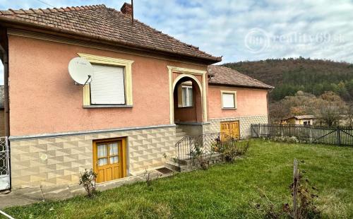 MAĎARSKO - ALSÓTELEKES 4 IZBOVÝ RODINNÝ DOM V PEKNEJ LOKALITE.