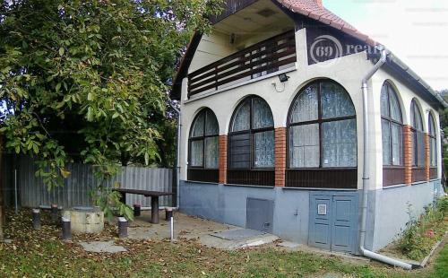 MAĎARSKO - SÁTORALJAUJHELY - SAROSPATAK - POSCHODOVÁ MUROVANÁ CHATA 10 KM OD TERMÁLNÉHO KÚPALISKA.