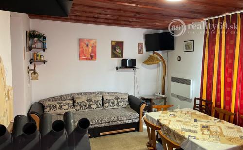 MAĎARSKO - SÁTORALJAUJHELY - SAROSPATAK - POSCHODOVÁ MUROVANÁ CHATA 10 KM OD TERMÁLNÉHO KÚPALISKA.