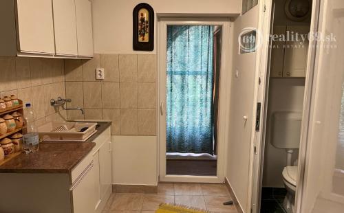 MAĎARSKO - SÁTORALJAUJHELY - SAROSPATAK - POSCHODOVÁ MUROVANÁ CHATA 10 KM OD TERMÁLNÉHO KÚPALISKA.