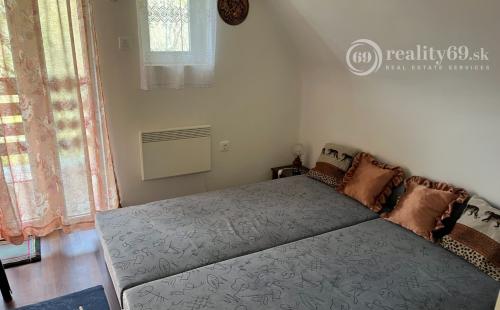 MAĎARSKO - SÁTORALJAUJHELY - SAROSPATAK - POSCHODOVÁ MUROVANÁ CHATA 10 KM OD TERMÁLNÉHO KÚPALISKA.