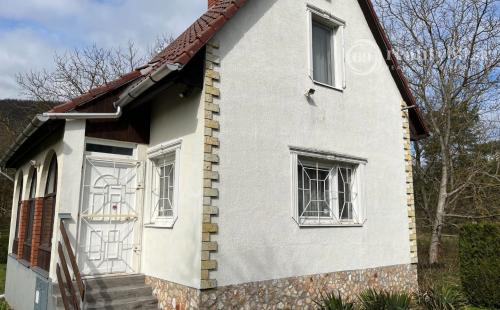 MAĎARSKO - SÁTORALJAUJHELY - SAROSPATAK - POSCHODOVÁ MUROVANÁ CHATA 10 KM OD TERMÁLNÉHO KÚPALISKA.