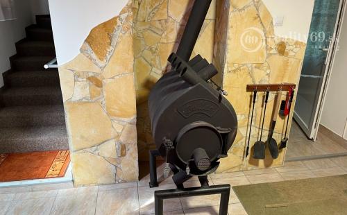 MAĎARSKO - SÁTORALJAUJHELY - SAROSPATAK - POSCHODOVÁ MUROVANÁ CHATA 10 KM OD TERMÁLNÉHO KÚPALISKA.