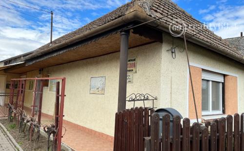 MAĎARSKO - VEGARDÓ 2,5 IZBOVÝ RODINNÝ DOM V PÔVODNOM STAVE, BLÍZKO KÚPALISKA.