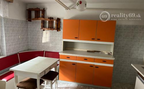 MAĎARSKO - VEGARDÓ 2,5 IZBOVÝ RODINNÝ DOM V PÔVODNOM STAVE, BLÍZKO KÚPALISKA.