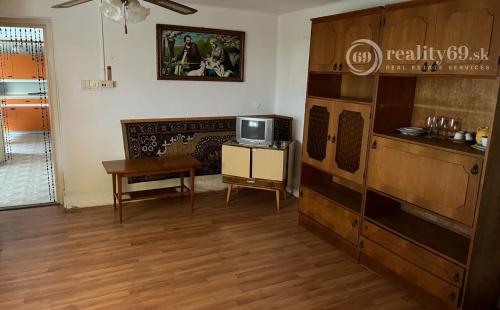 MAĎARSKO - VEGARDÓ 2,5 IZBOVÝ RODINNÝ DOM V PÔVODNOM STAVE, BLÍZKO KÚPALISKA.