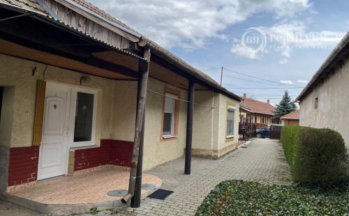 MAĎARSKO - VEGARDÓ 2,5 IZBOVÝ RODINNÝ DOM V PÔVODNOM STAVE, BLÍZKO KÚPALISKA.