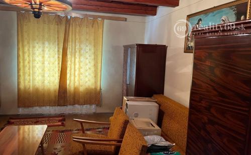 MAĎARSKO - VEGARDÓ 2,5 IZBOVÝ RODINNÝ DOM V PÔVODNOM STAVE, BLÍZKO KÚPALISKA.