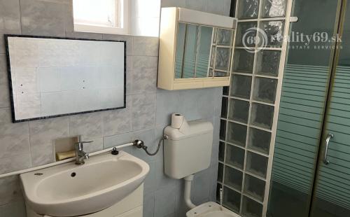 MAĎARSKO - VEGARDÓ 2,5 IZBOVÝ RODINNÝ DOM V PÔVODNOM STAVE, BLÍZKO KÚPALISKA.