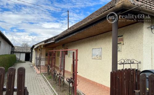 MAĎARSKO - VEGARDÓ 2,5 IZBOVÝ RODINNÝ DOM V PÔVODNOM STAVE, BLÍZKO KÚPALISKA.