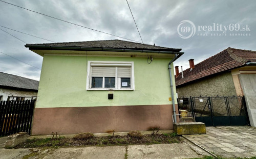 MAĎARSKO - GÖNC PEKNÝ 3 IZBOVÝ RODINNÝ DOM S VEĽKÝM POZEMKOM