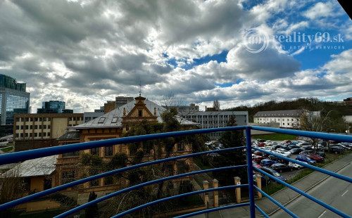 KOŠICE - NA PRENÁJOM KANCELÁRSKE PRIESTORY NA FLORIÁNSKEJ ULICI V BUDOVE EURODOM