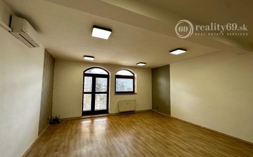 KOŠICE - NA PRENÁJOM KANCELÁRSKE PRIESTORY NA FLORIÁNSKEJ ULICI V BUDOVE EURODOM